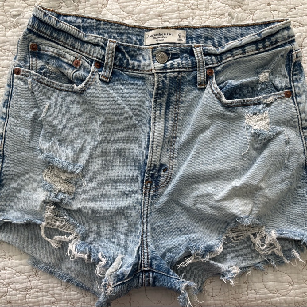 Abercrombie High-Rise Distressed Mom Shorts (curve love, size 8, size 29)